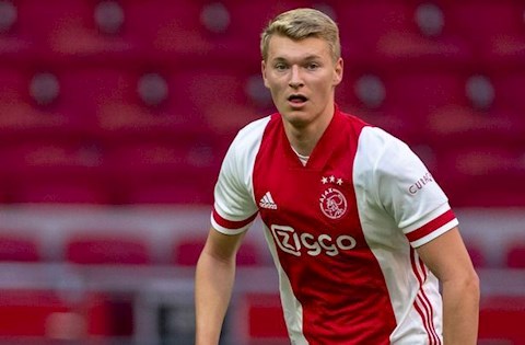 Liverpool gạt hổ thẹn theo đuổi “tiểu Van Dijk”