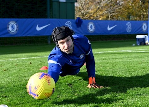 CĐV Chelsea bất ngờ với Petr Cech