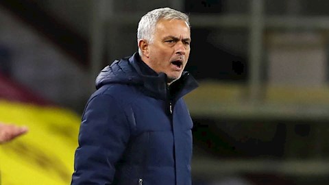 Tottenham và Mourinho nhận án phạt vì đến muộn ở Europa League