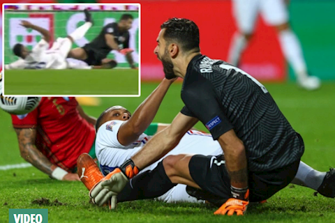 Anthony Martial và pha vào bóng khiến Rui Patricio đau đớn