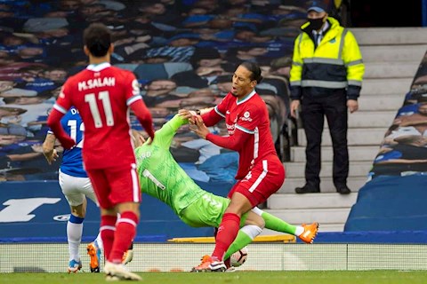 Pickford là nguyên nhân khiến Van Dijk sa sút