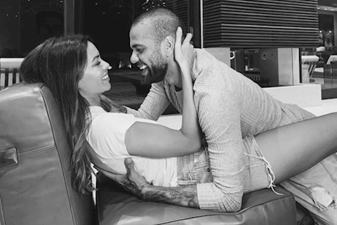 Dani Alves đá sân nhỏ tốt hơn sân cỏ