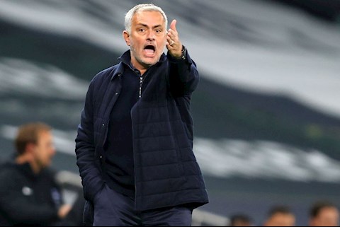 Mourinho cạn lời về VAR, tiện thể cà khịa Real Madrid