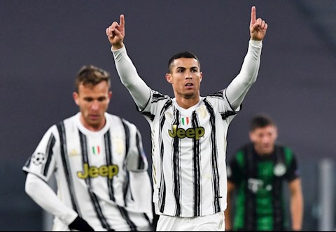 Cristiano Ronaldo cân bằng thành tích của Messi ở Champions League