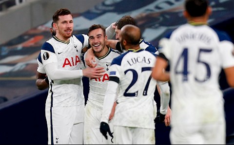 Lập siêu phẩm khó tin, Harry Winks vẫn bị Mourinho chê trách