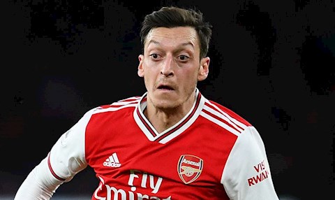 Cựu thần đồng bất ngờ với cách Arsenal đày đọa Mesut Ozil