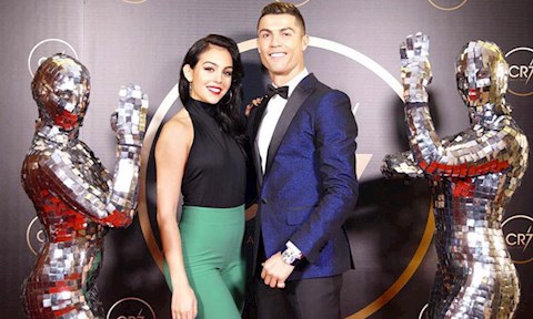 Bạn gái Ronaldo lại khiến NHM đứng ngồi không yên