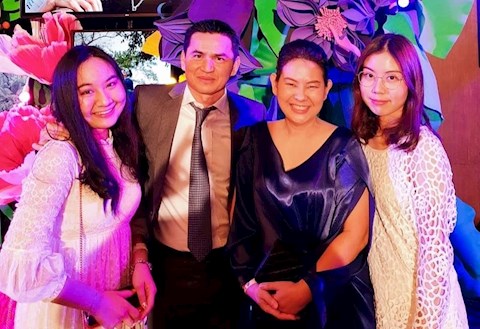 Kiatisuk hát Hãy về đây bên anh trong tiệc chia tay chất như người Việt