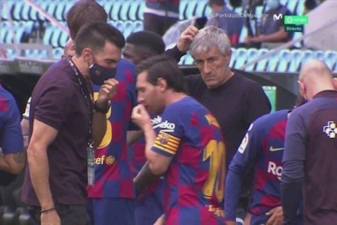 Bị đuổi thẳng cổ, Messi chỉ biết cười trừ