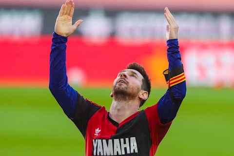 Con trai Maradona yêu cầu Messi treo áo số 10 ở Barca