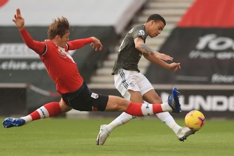 HLV Solskjaer giải thích lý do thay Greenwood bằng Cavani