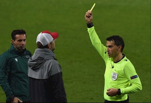 Vì sao HLV Jurgen Klopp nhận thẻ vàng trước Atalanta?