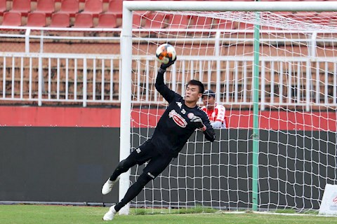 Chủ tịch CLB TPHCM hé lộ chuyện tương lai của thủ môn Bùi Tiến Dũng