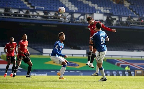 Fernandes tỏa sáng trước Everton: Cứu tinh của Solskjaer, đội trưởng MU đích thực