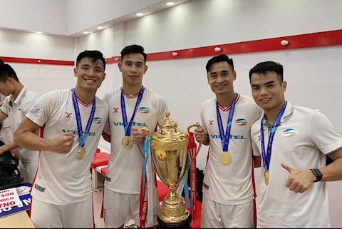 Tiền vệ Viettel dành cúp tặng người cha quá cố
