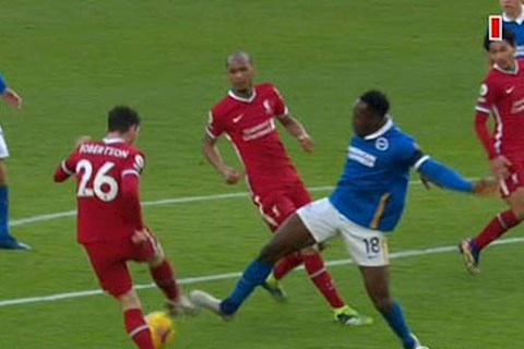 Andy Robertson nổi điên với VAR ở Ngoại hạng Anh