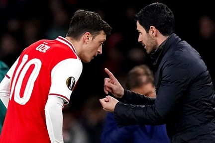Mesut Ozil có thể cứu chiếc ghế của Mikel Arteta