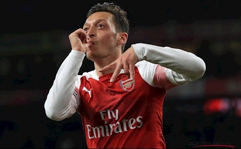 Ozil cam kết một lòng trung thành với Arsenal dù bị bạc đãi