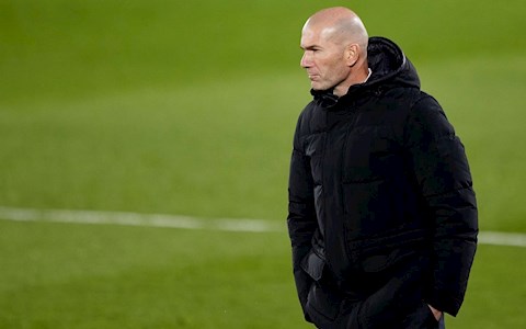 Zinedine Zidane đã thoát khỏi miệng hố nhờ niềm tin chính xác vào các cựu binh