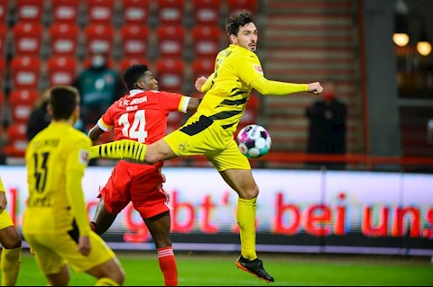 Thần đồng Moukoko đi vào lịch sử, Dortmund vẫn tay trắng