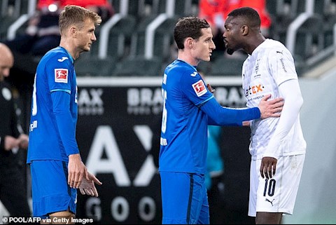 Phun mưa vào mặt đối phương, sao Bundesliga bị phạt 1 tháng tiền lương