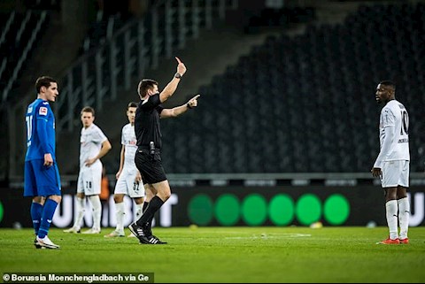 Sao Bundesliga phun mưa vào mặt đối thủ giữa đại dịch COVID-19