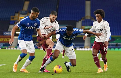Vào bóng thô bạo, sao Arsenal may mắn thoát thẻ đỏ trong trận thua Everton