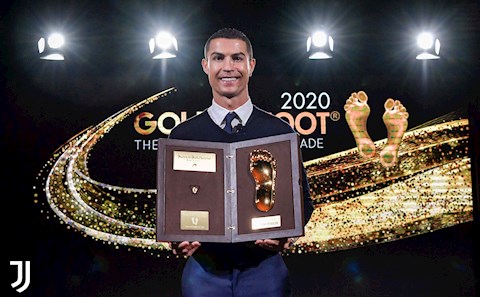 Ronaldo hào hứng khoe danh hiệu mà Messi chưa có