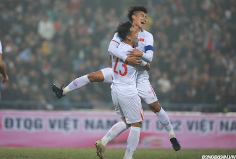 VIDEO: Xem lại bàn thắng bất ngờ của Bùi Hoàng Việt Anh vào lưới ĐT Việt Nam