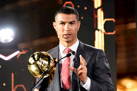VIDEO: Khoảnh khắc Ronaldo bước lên nhận giải Cầu thủ xuất sắc thế kỷ