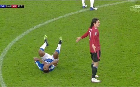 LĐBĐ Anh đưa ra quyết định vụ Edinson Cavani bóp cổ Yerry Mina