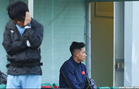 ẢNH: Hai Long buồn bã khi không thể tập cùng ĐT Việt Nam