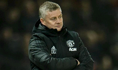 Rio Ferdinand chỉ trích chiến thuật của Solskjaer khiến MU thua Leipzig