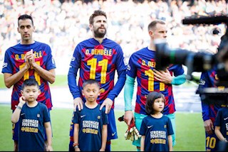 Cầu thủ Barca mặc ngược áo số 11 để động viên “thương binh”