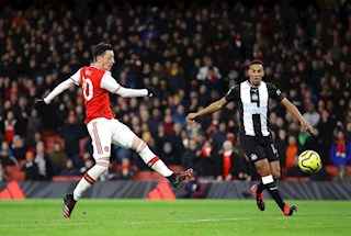 Bàn thắng của Ozil trước Newcastle lập kỷ lục ở Ngoại hạng Anh