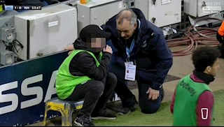 Cậu bé nhặt bóng “phá hỏng” trận đấu Man City vs West Ham