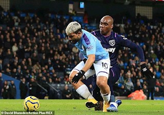 Bất lực, hậu vệ West Ham đành bóp cái ấy của Aguero
