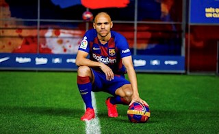 Tân binh Barca “nổ to” ngày ra mắt, không quên “câu thần chú” cho Messi
