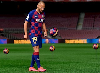 Tân binh đặc biệt của Barca từng phải ngồi xe lăn vì bệnh lạ