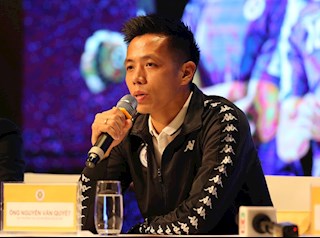 Mặc trời mưa gió, Văn Quyết vẫn ra đường trồng hoa