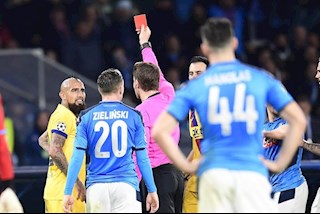 Vidal nhận thẻ đỏ khôi hài trước Napoli