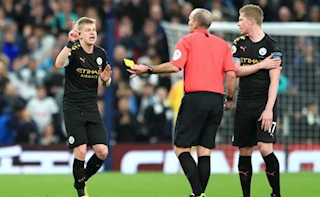 Nhận thẻ đỏ lãng xẹt, sao Man City bị chê ngây thơ và ngu ngốc