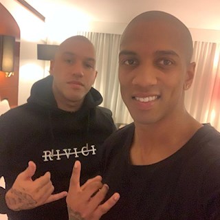 Ashley Young mang cả thợ cắt tóc sang Ý để... cạo trọc đầu