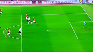 Chris Smalling hiện nguyên hình với sai lầm khó đỡ