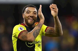 Sao Watford chỉ trích cấm khán giả, nhưng lại để cầu thủ đá bóng