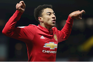VIDEO: Lingard lại gây choáng váng với pha ngả bàn đèn giấy vệ sinh