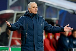 Thua bẽ bàng, HLV Mourinho không dám bắt tay đối thủ