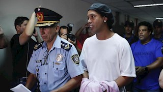 Ngồi tù, Ronaldinho vẫn được tự do quay clip tới người hâm mộ