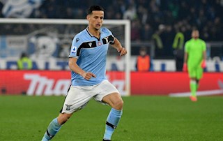 Barca theo đuổi trung vệ lên như diều của Lazio