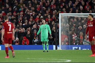 Giống như Karius, Adrian sắp bị Liverpool trừng phạt